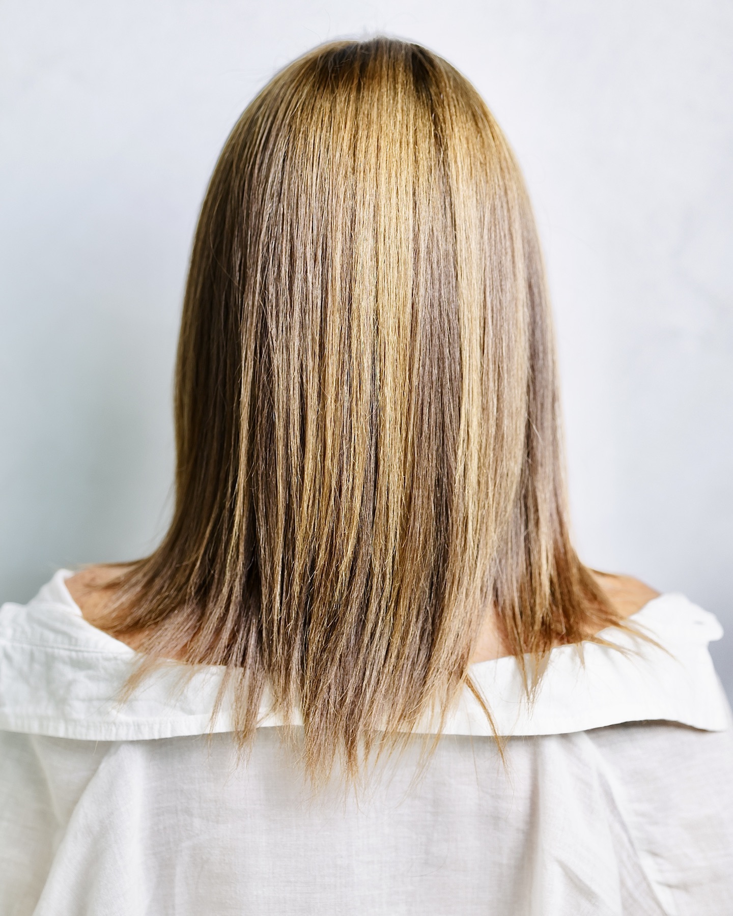 Prima: capelli alle spalle, lisci, punte sfilate