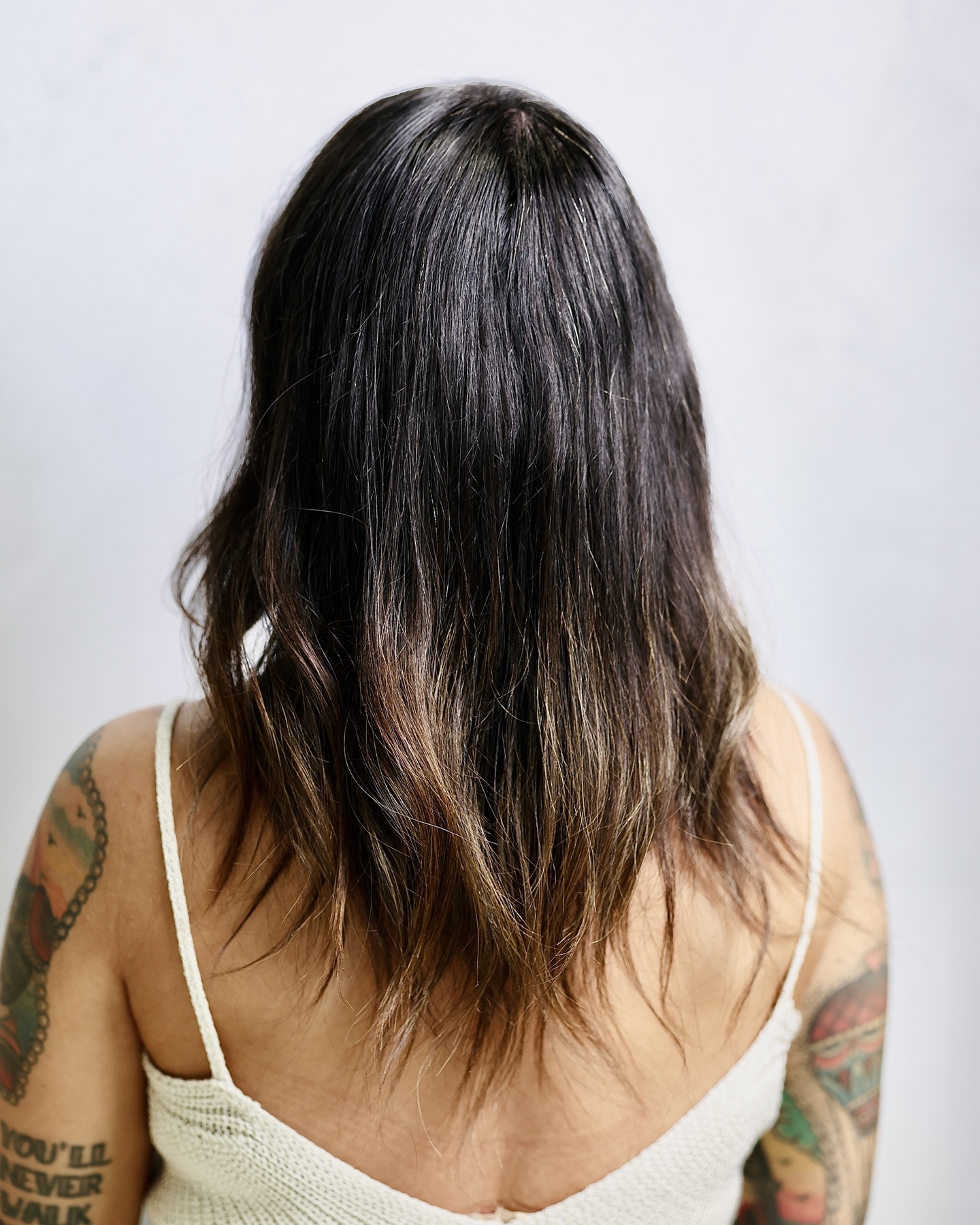 Prima: capelli scuri con punte spente e disomogenee