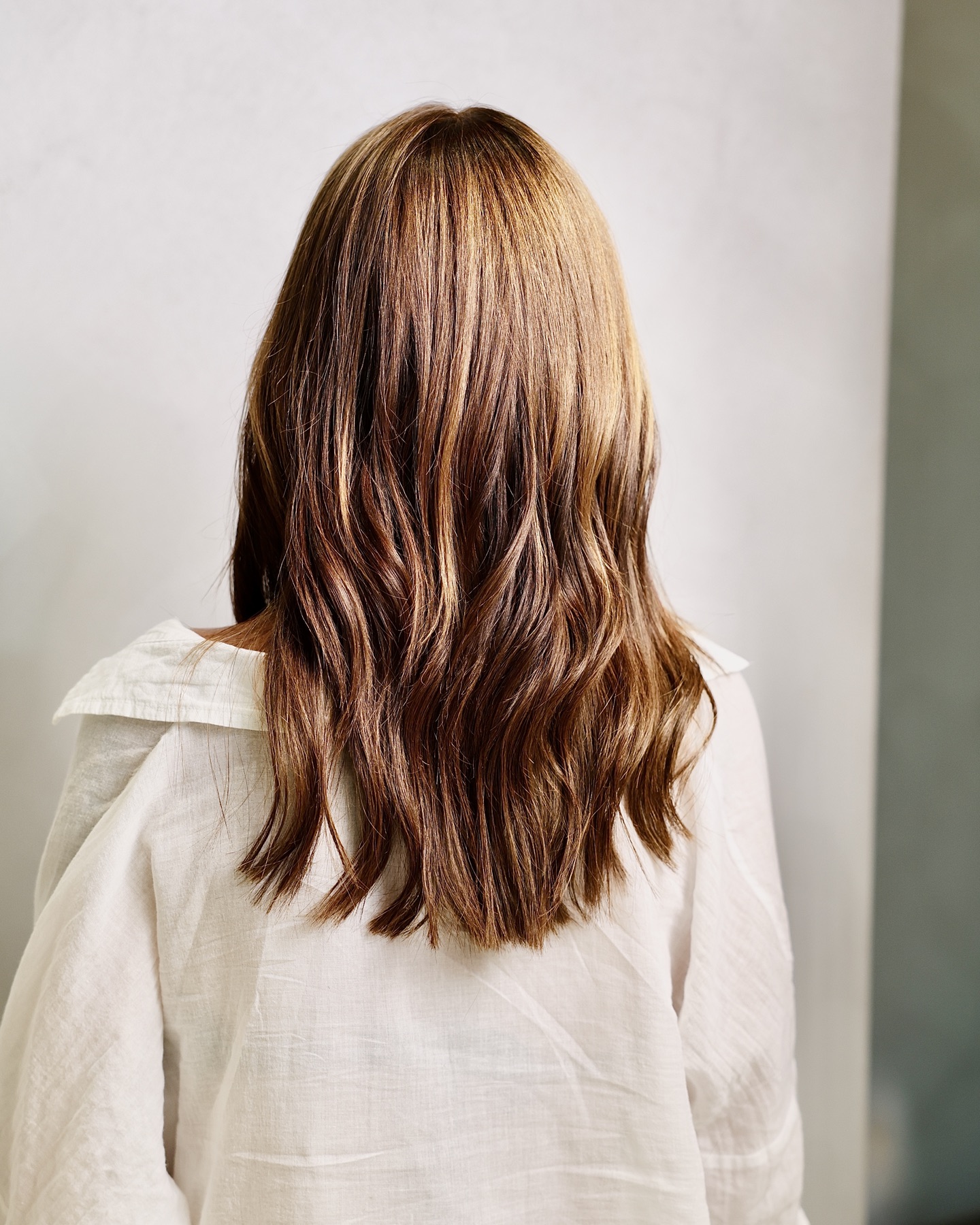 Capelli lunghi e mossi con degrad&eacute; caldo, risultato di un lavoro del salone MA Concept